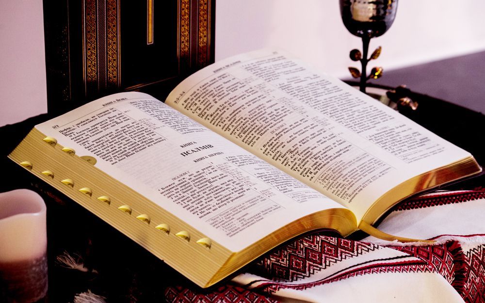 Free online Bible for Ukrainian refugees 