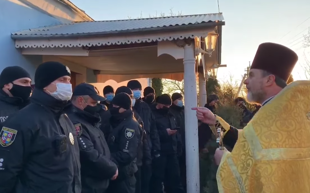 Ukrainian police blocks churchgoers