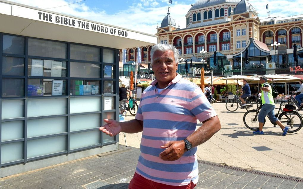 Dutch Bible kiosk tells Gospel to beach tourists 