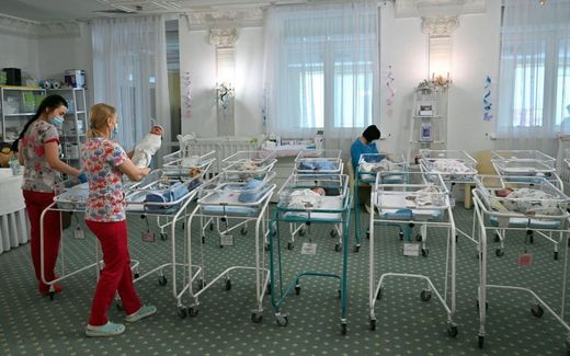 Ukrainian employees care for surrogacy babies in Kyiv. Photo AFP, Sergei Supinsky