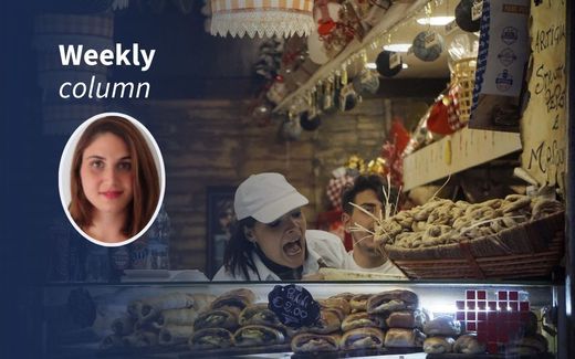 A vendor sells food during the Christmas season in Naples, Italy. Photo canva.com, EPA, Cesare Abbate