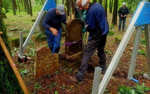 In four days, a group of Dutch people renovated a Jewish cemetery in Lithuania. Photo Stichting Boete en Verzoening 