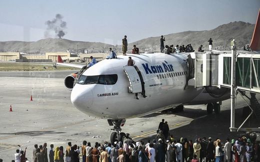 The Afghan family Ahmadi spend an entire night in the dark in Kam Air's Airbus A340 at Kabul airport. The situation on board is untenable. “No electricity, no light. It was hot, it was dirty. There was a huge smell of sweat.” photo AFP, Wakil Koshar