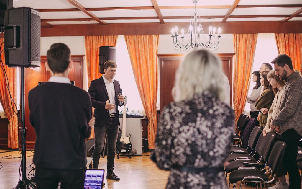 Sending weapons to Ukraine should be condemned