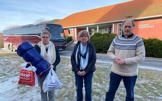From the left: Iselin Versto Vold, with equipment to be delivered in Poland. Hjartdal deacon Torill Solli Haugen and the coordinater and former parish priest Rune Lia. Photo Notodden Kirke