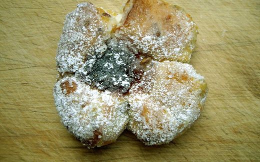 Reformation bun with icing sugar. Photo Wikimedia Commons