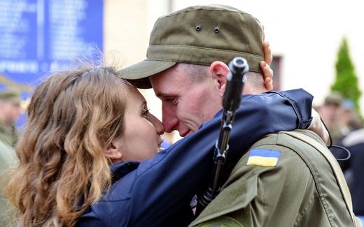 A serviceman of Ukrainian National Guard and his girlfriend. Photo AFP, Sergei Bobok 