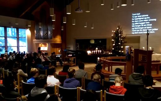 School worship service of the "Fjell skole" in Drammen, Norway. Still from YouTube