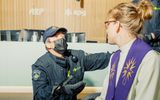 Rozemarijn in debate with a police agent during a protest action. Photo Instagram @scheppingsactivist 