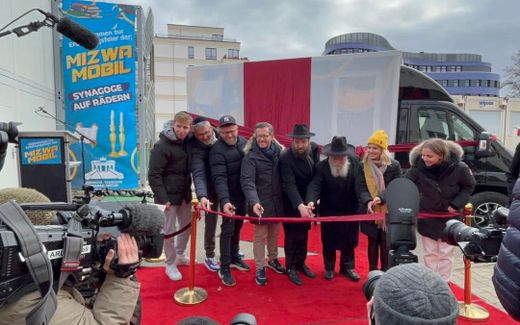 The inauguration of the mobile synagogue. Photo Facebook, Jüdisches Bildungszentrum Chabad Berlin