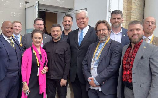 Group photo with President Zelensky, speakers of the Prayer Breakfast and special guests (EEA General Secretary Jan Wessels: 4th from right). Photo Ukrainian National Prayer Breakfast Committee
