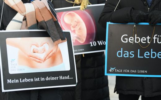 Prayer in front of an abortion clinic in Frankfurt. Photo AFP, Arne Dedert
