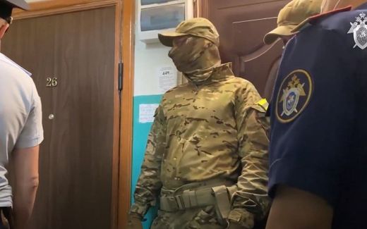 Russian law enforcement officers raid a home in Crimea. Photo Facebook, Russia violates freedom of religion in CrimeaHeart of Jehovah's Witnesses