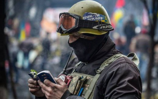 Ukrainian soldier with a Bible. Photo Sodel Vladyslav