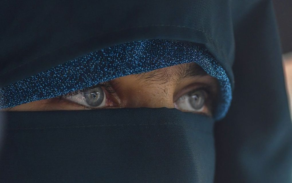German Muslim may not wear burqa while driving  