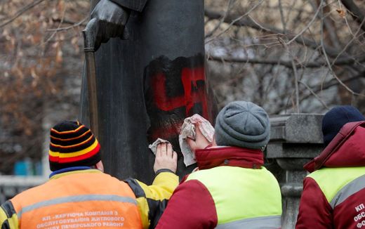 Communal workers remove swastika symbols smeared onto the Sholem Aleichem monument in Kiev, Ukraine. Photo EPA, Sergey Dolzhenko