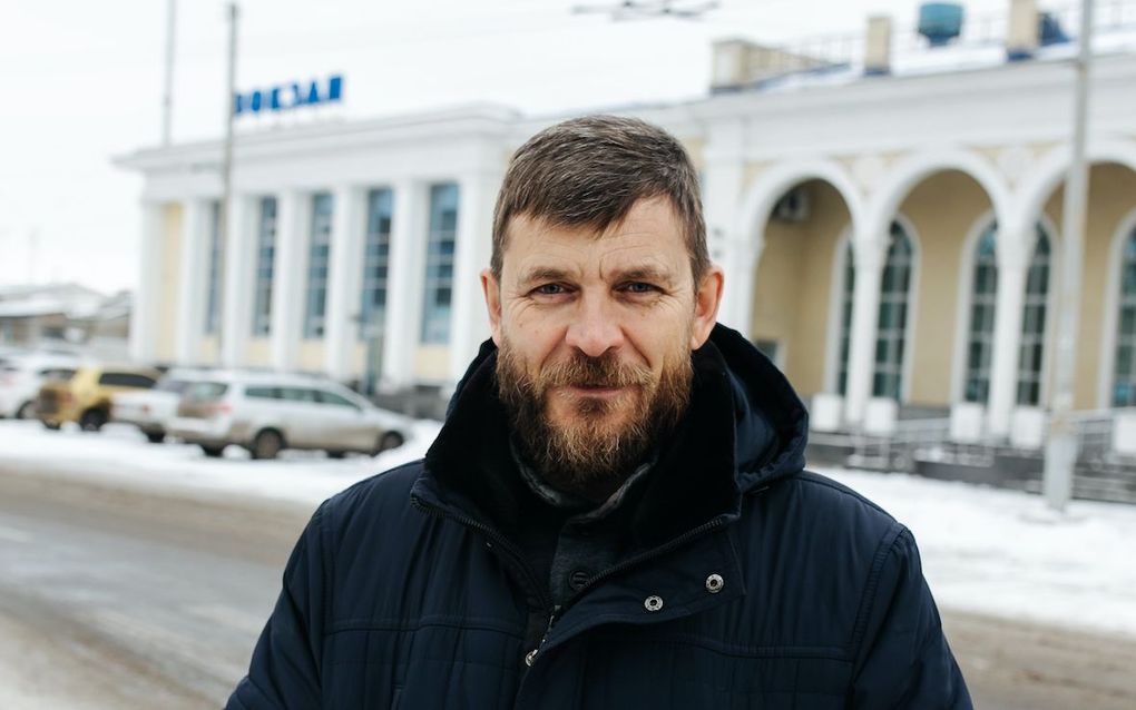 Ukrainian pastor stays behind to help others 