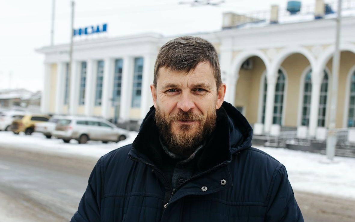 Ukrainian pastor stays behind to help others