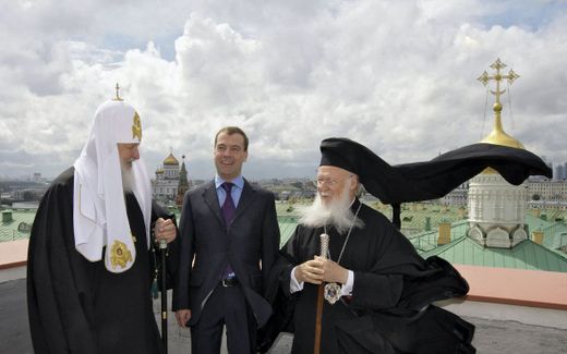 In better times. The Russian patriarch Kirill (left) and the Ecumenical patriarch Bartholomew (right) together with the Russian president Dmitry Medvedev on top of the Kremlin in Moscow in 2010. Today, the relation between the two patriarchs is full of conflict about Ukraine. Photo AFP, Dmitry Astakhov