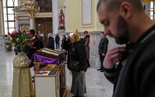 Churchgoers in the Orthodox church in Odesa, in the south of Ukraine. Some lawmakers in Kyiv want this church to close or to move to another patriarchate. Photo EPA, Sedat Suna