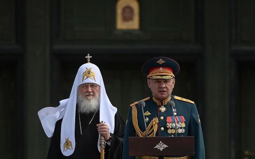 Russian patriarch Kirill and Russian Defence minister Sergei Shoigu (r.). Photo AFP, Igor Palkin
