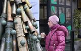 A woman walks past a symbolic Christmas tree made from spent shells casing and other spent ammunitionin set outside a cafe in the center of Kyiv. Photo AFP, Sergei Supinsky