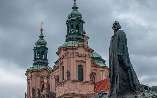 The monument of John Hus in Prague is part of the cover illustration of the new Central and Eastern European Bible Commentary. Photo Facebook, Shutter Walker Photography