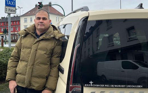 Jalil Mashali, a German taxi driver risks a fine because of a Bible text on his taxi. Photo RD