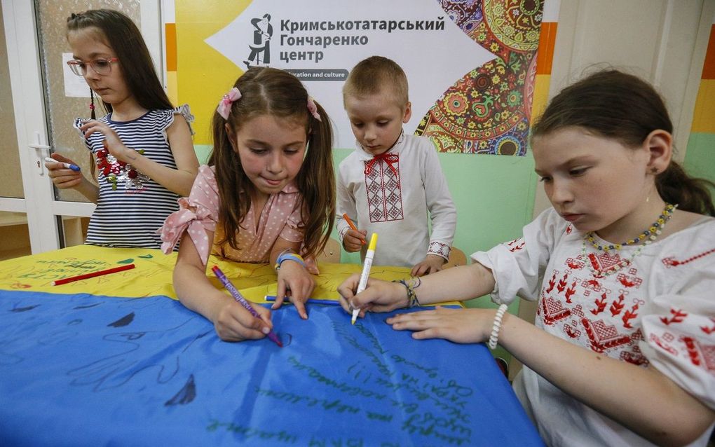 Ukrainian teacher returns to her students to build up her country 