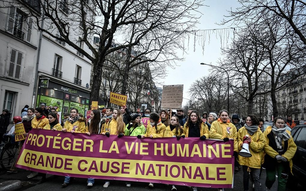 Gynaecologists protest against extension French abortion law  