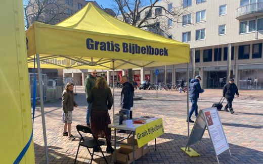 The booth from the evangelisation organisation Kruispunt Bijlmer. The text on the tent reads "Free Bible book". Photo Kruispunt Bijlmer