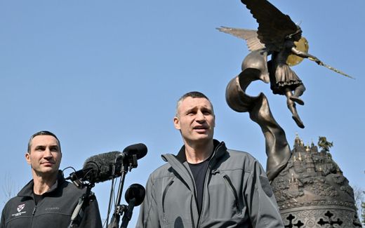 Kyiv’s mayor Vitali Klitschko (r.) addresses a press conference in front of a monument dedicated to the city’s protector Archangel Gabriel with his brother Wladimir in Kyiv on 23 March 2022. Photo AFP, Sergei Supinsky