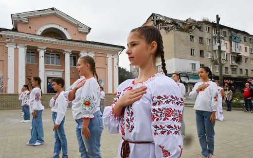 Children perform in the center of the town of Izyum, Kharkiv region during the first anniversary of liberation of the small town in eastern Ukraine. Photo AFP, Sergey Bobok