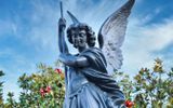 The statue of the archangel Saint Michael. It is located in front of the church in Sables-d'Olonne. Photo X, Yannick MOREAU
