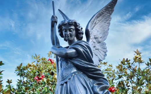 The statue of the archangel Saint Michael. It is located in front of the church in Sables-d'Olonne. Photo X, Yannick MOREAU
