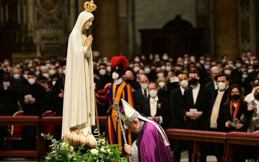 Pope Francis bows before a statue of Our Lady of Fatima, during a penitential celebration service in St. Peter's Basilica in The Vatican. Photo AFP, Vincenzo Pinto
