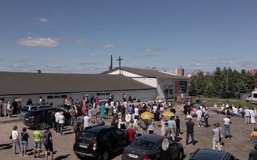 Worship service on the parking lot. Photo YouTube, ерковь Новая Жизнь Минск