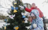 Ukrainians decorate a Christmas tree with angels. Photo EPA, Sergey Dolzhenko