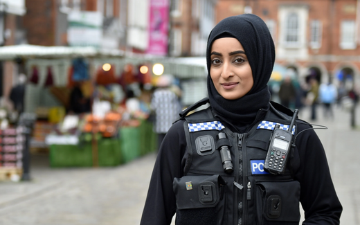 In countries like the United Kingdom, police officers are allowed to wear a headscarf. Photo jointhepolice.co.uk