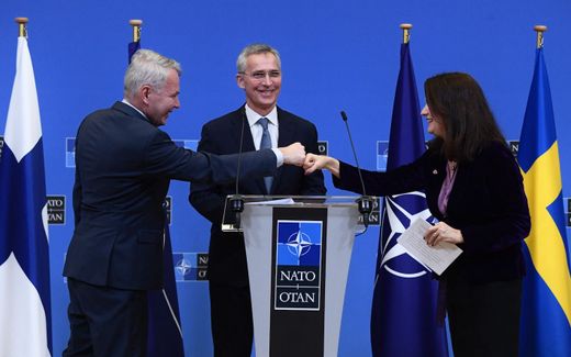 Will Sweden and Finland meet at the NATO Headquarters? Since the Russo-Ukrainian war, it is more likely that the two neutral states will join the Western alliance. Photo: NATO chief Stoltenberg (centre) looks how the Finnish minister of Foreign Affairs Pekka Haavisto (left) and his Swedish colleague Ann Linde (right) bump fists in Brussels, last January. Photo AFP, John Thys
