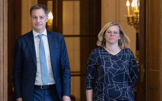 Begium's Prime Minister Alexander De Croo (C) and State secretary for gender equality and diversity Marie-Colline Leroy. Photo AFP, Benoit Doppagne