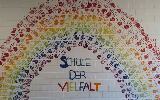 Rainbow of handprints painted on a wall in a German school. Schule der Vielfalt is an anti-discrimination program that propagates LGBT-rights at schools in Germany. Photo Facebook, Schule der Vielfalt