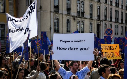 Portuguese protest against the euthanasia law in 2020. The banner reads: Propose death? How dare you! Photo AFP, Patricia de Melo Moreira
