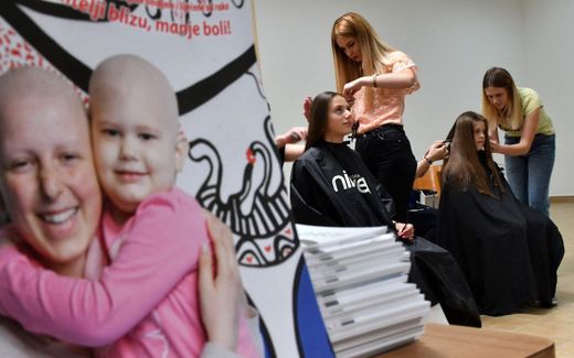 Hair donation for cancer patients in Bosnia. Photo AFP, Elvis Barukcic