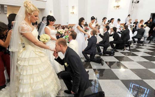 Mass wedding ceremonie in Minsk. Photo AFP, Viktor Drachev