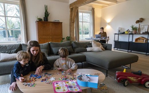 A nanny takes care of the kids, while the mother works from home. Photo ANP, Jeroen Jumelet