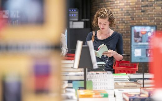 Customer in a bookstore. Photo ANP, Jeroen Jumelet