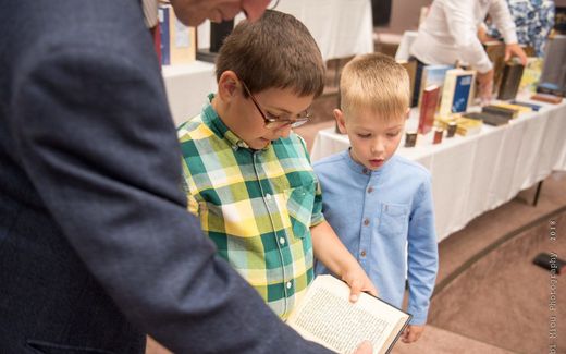 Two children look at one of the Bibles in the museum. Photo ASOCIAȚIA RENAȘTEREA FAMILIEI
