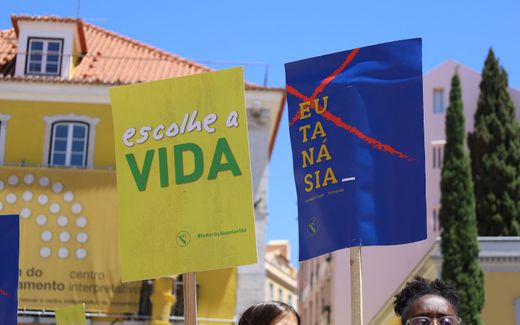 Protest against legalising euthanasia in Lisbon. Photo Agência ECCLESIA/MC
