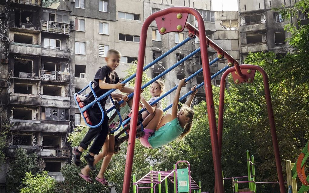 Concerning Kids – Learning English is much more fun on the swing!  